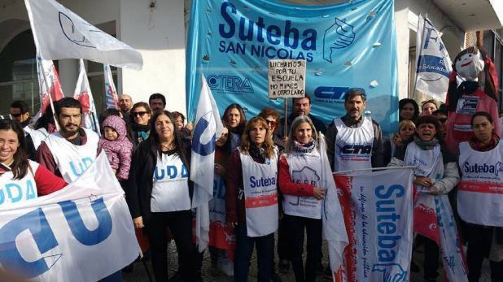 Los docentes marcharon por las calles del centro exigiendo un aumento salarial digno