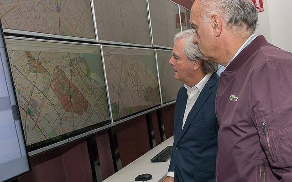 Pinedo recorri� obras en Lan�s junto a Grindetti