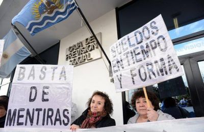 En el d�a del �Buen Trato al Adulto Mayor�, jubilados de Santa Cruz van rumbo a los tres meses de carpa