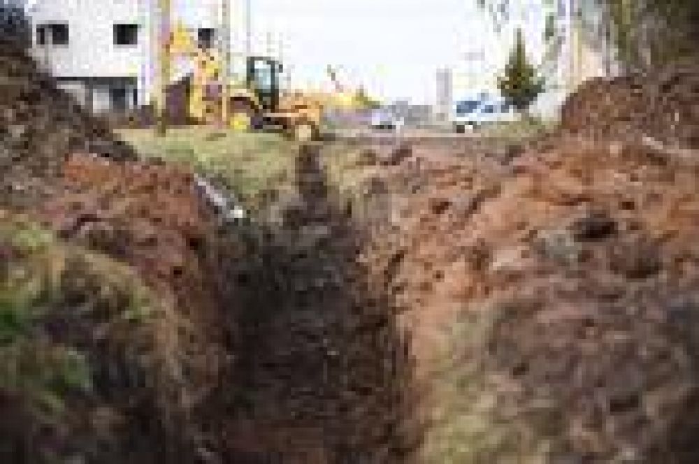 La Municipalidad realiz� mejorado de calle y obras hidr�ulicas en el barrio 