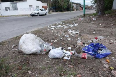 Inquietud por la basura dispersa en calles de barrio Campamento