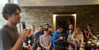 Lousteau se reuni� con j�venes de Devoto y recorri� Villa del Parque