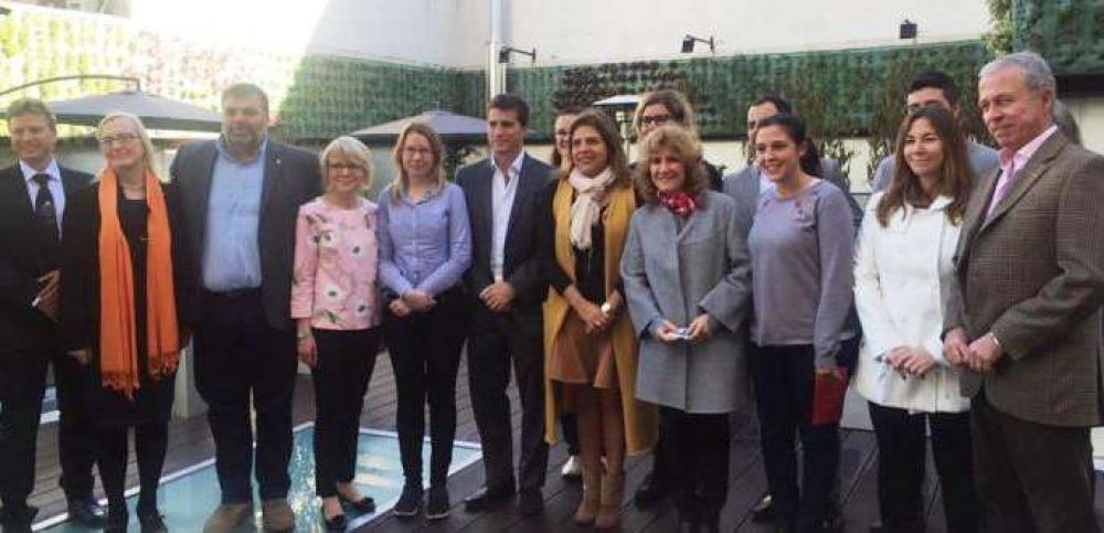 Lord�n: como en muchos aspectos, en salud y educaci�n, el intercambio nos enriquece