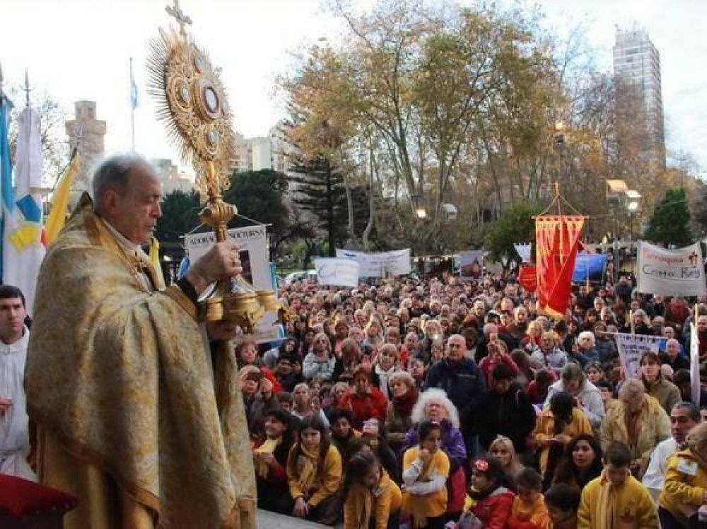 El obispo presidi un multitudinario y soleado Corpus Christi en Mar del Plata