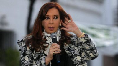 Mientras Randazzo asegura que no se baja, CFK ya invita a todos a la cancha de Arsenal