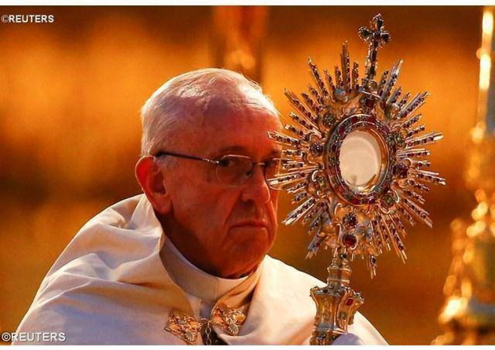 Adoremos y agradezcamos por este don supremo de la Eucarista, expres el Papa en la solemnidad de Corpus Christi en la Catedral de Roma