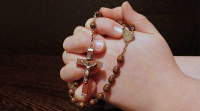 El Papa Francisco alienta a rezar el Rosario, 