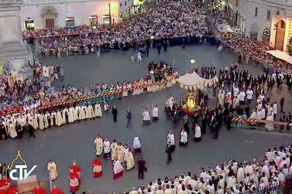Miles participan en el Corpus Domini en Roma, por primera vez realizado un domingo