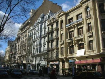 Restauran las fachadas de doce edificios centenarios de la Avenida de Mayo