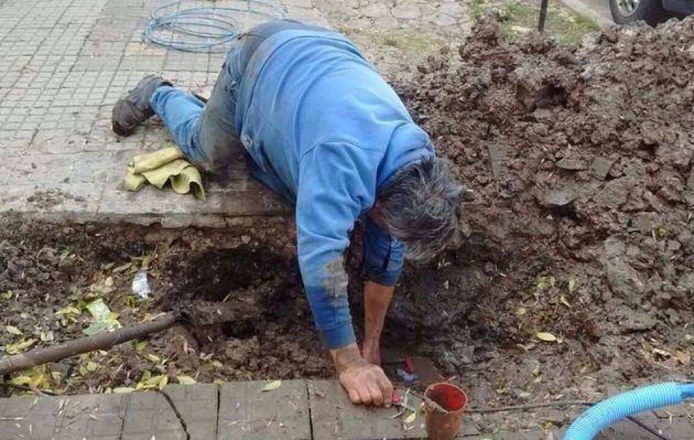 Se cans� de esperar a Absa y arregl� una ca�er�a por su cuenta