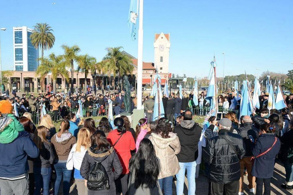 Julio Zamora en el D�a de la Bandera: �Tengamos el compromiso de ser buenos hijos de la patria, para crecer unidos�