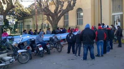 Banderazo en la puerta del Hospital