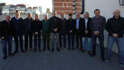 Randazzo no se baja y ya suma 