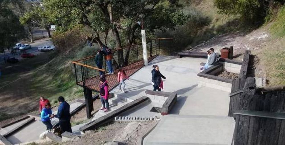 Con zumba, inauguraron la escalera que desciende desde Mitre hasta el Paseo P�blico