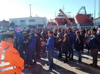 Familiares de pescadores del �Repunte � se movilizaron en el Puerto