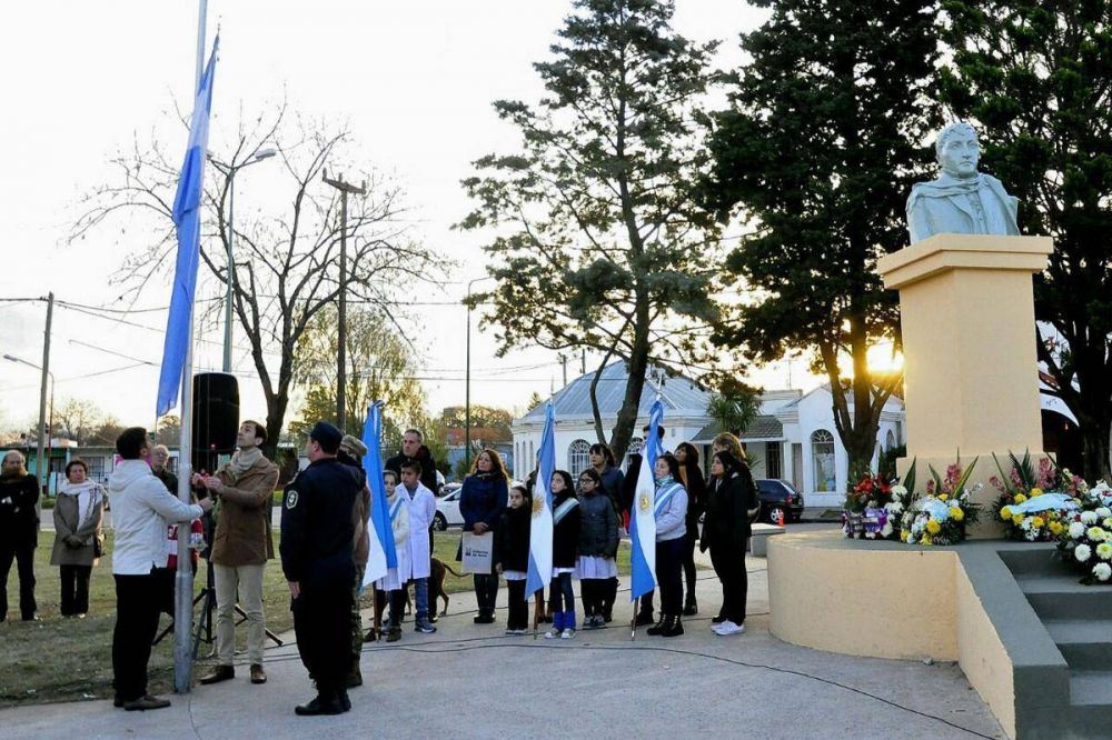 Emotivo acto oficial por el D�a de la Bandera, en Jun�n