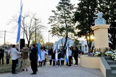 Emotivo acto oficial por el D�a de la Bandera, en Jun�n