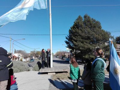 Con jura de alumnos, se llev� a cabo el acto por el D�a de la Bandera