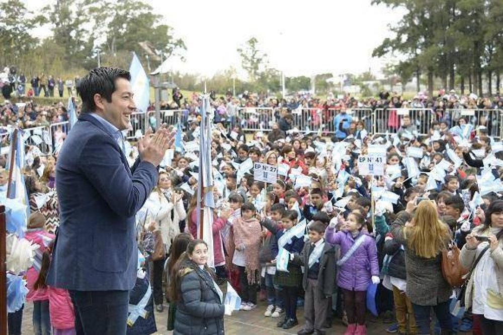 Nardini le tom� promesa a la bandera a m�s de 2 mil estudiantes de escuelas de Malvinas Argentinas
