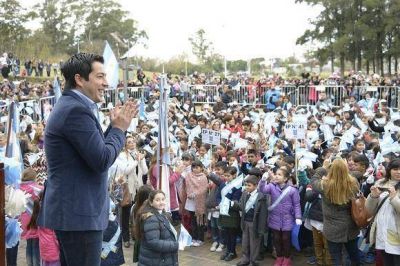 Nardini le tom� promesa a la bandera a m�s de 2 mil estudiantes de escuelas de Malvinas Argentinas