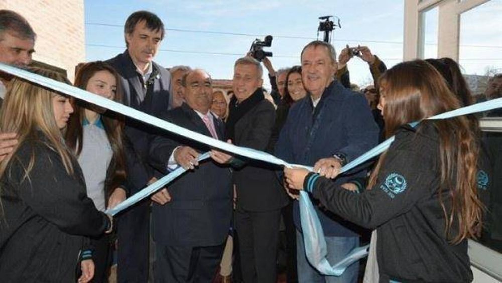 Schiaretti, Bullrich y Avil�s inauguraron el edificio del colegio Arturo U. Ill�a