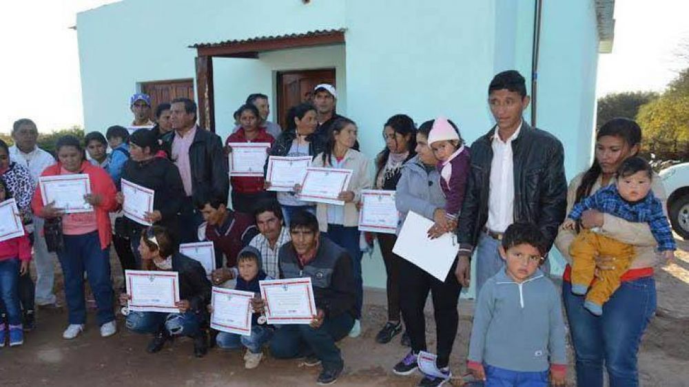 Entregan viviendas sociales en Ah� Veremos, Pellegrini