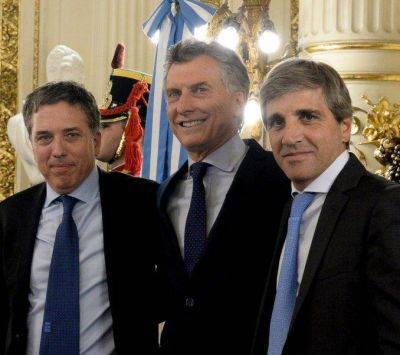 Denunciaron a Macri, Dujovne y Caputo por la deuda a 100 años Nicolás Dujovne, Mauricio Macri y Luis Caputo