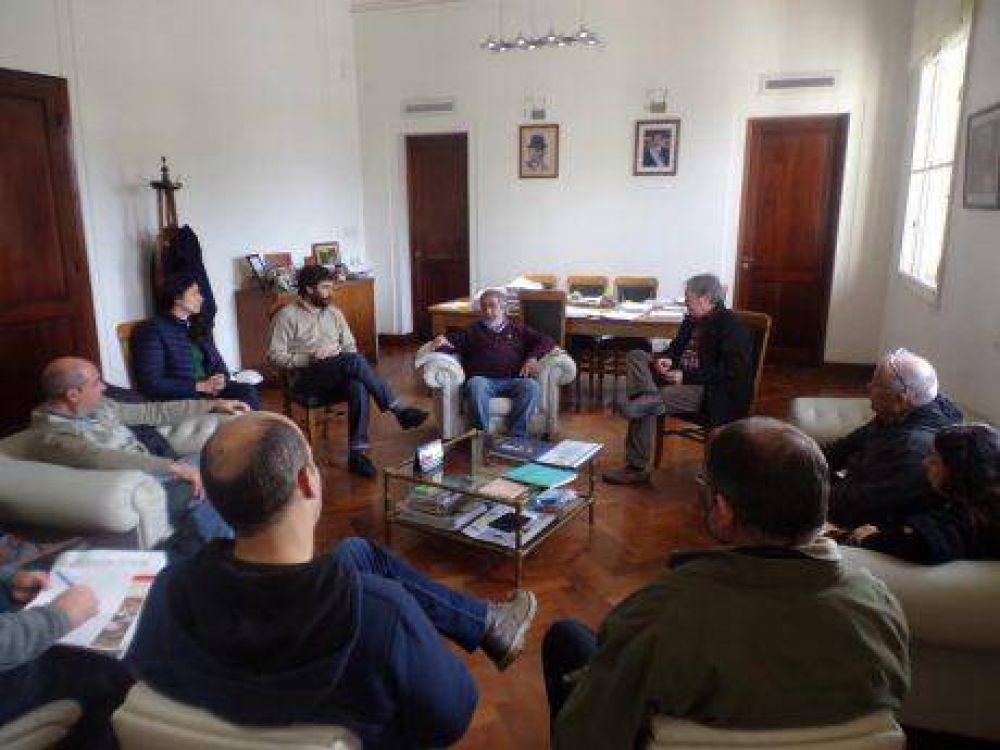 El intendente de Trenque Lauquen sigue sin �esquivar� micr�fonos: se mostr� confiado en �acuerdo� m�dicos y gremios