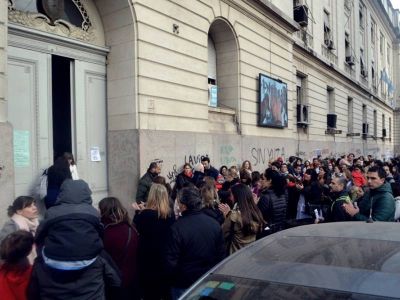 Trabajadores del ministerio de Econom�a protestaron por el cierre de una sala del jard�n de infantes