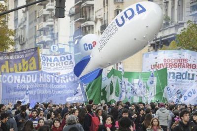 Docentes universitarios no inician clases y maestros de escuelas amenazan con paro