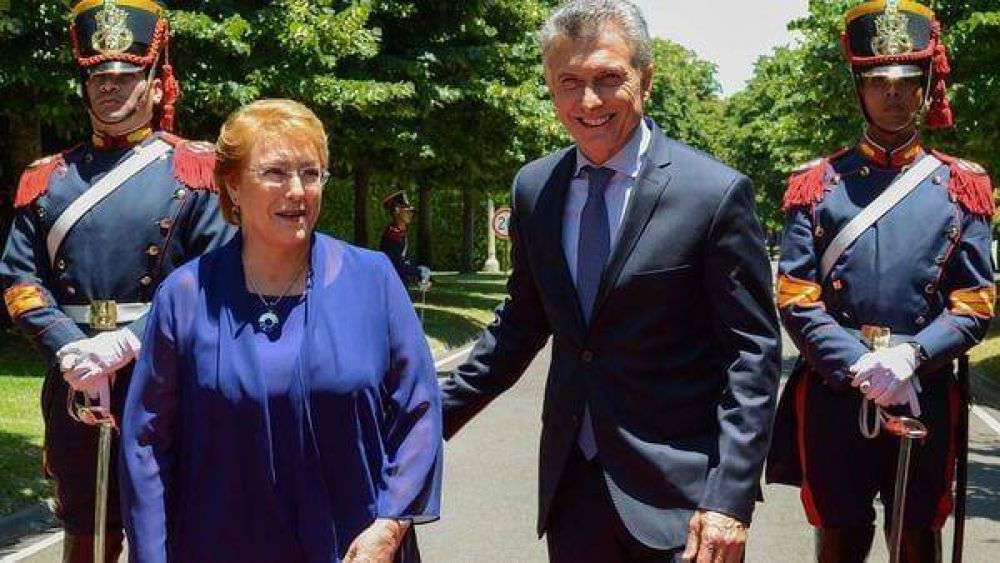 Macri viaja a Chile para reunirse con Bachelet y avanzar en un acuerdo comercial