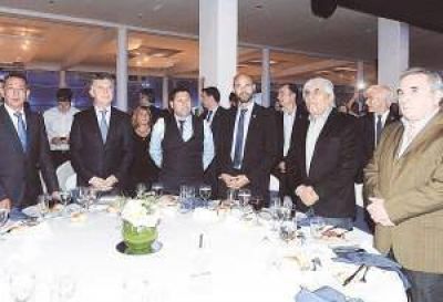 Macri prometi� dar prioridad al ferrocarril en una celebraci�n de La Fraternidad