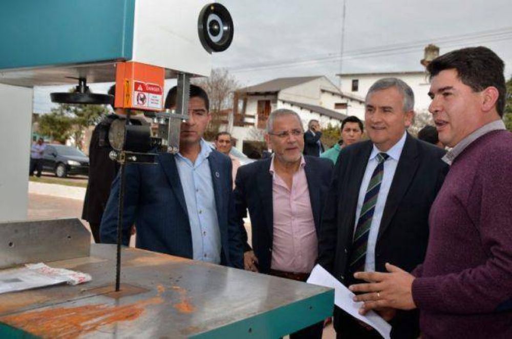 El gobierno entreg� lotes y maquinaria para Caimancito