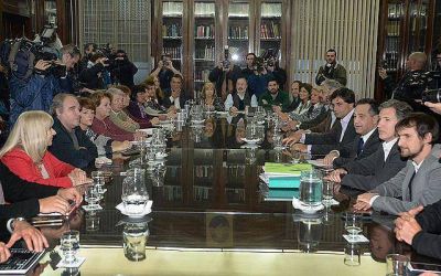 Ante un paro inminente, Vidal convoc� a los docentes