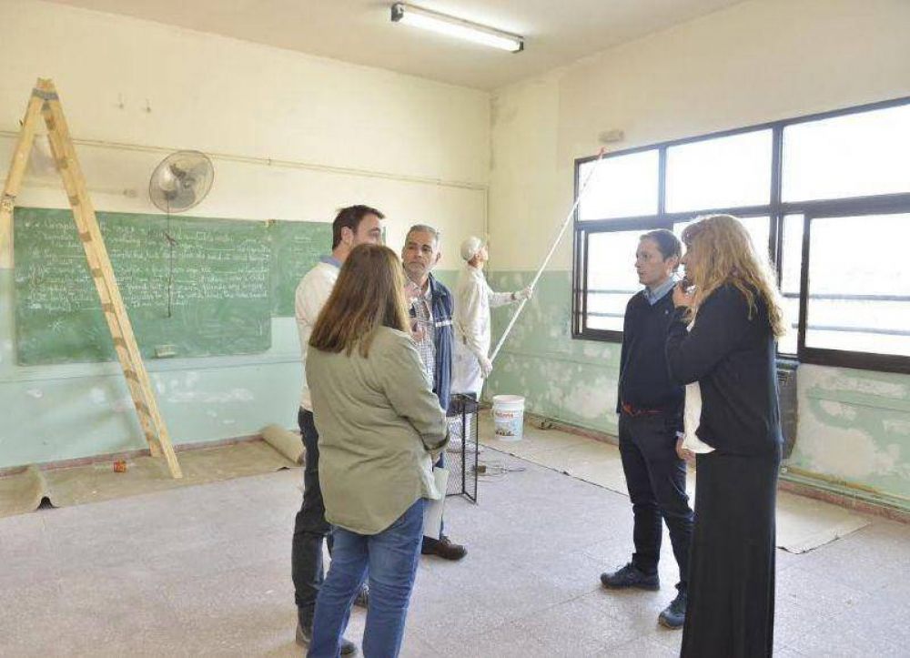 El Intendente de Esteban Echeverr�a supervis� obras de remodelaci�n en escuelas secundarias 12 y 14