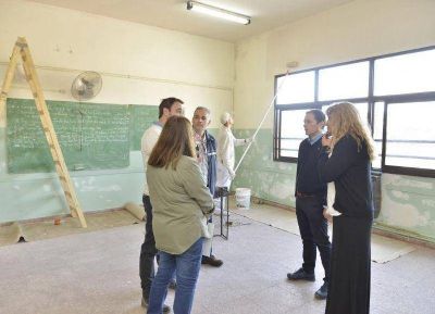 El Intendente de Esteban Echeverr�a supervis� obras de remodelaci�n en escuelas secundarias 12 y 14