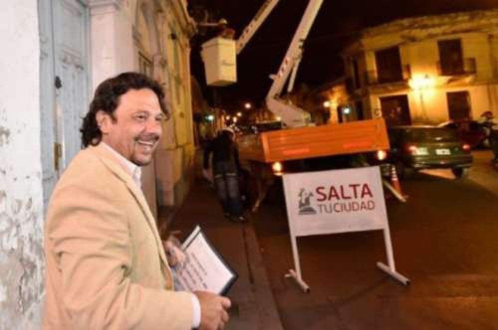 S�enz supervis� la colocaci�n de farolas en distintos puntos de la ciudad
