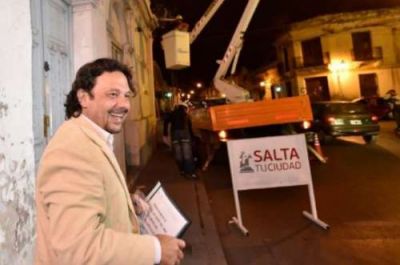 S�enz supervis� la colocaci�n de farolas en distintos puntos de la ciudad