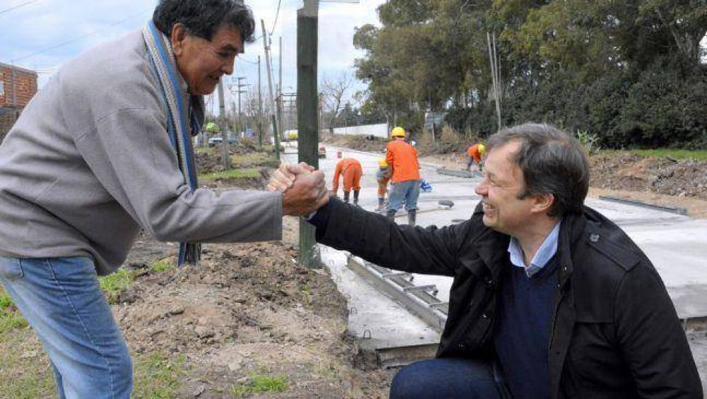Cascallares recorri� junto a vecinos la Hist�rica obra de Avenida Espora