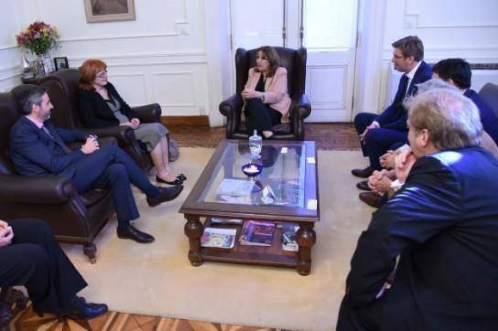 Fein recibi� a la comitiva que acompa�a a la Orquesta de C�mara de Croacia