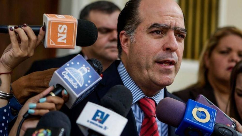 Fuerzas chavistas rodearon el Parlamento, tras una pelea entre diputados opositores y militares
