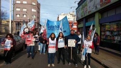 Gremios docentes consultan para posibles nuevas protestas