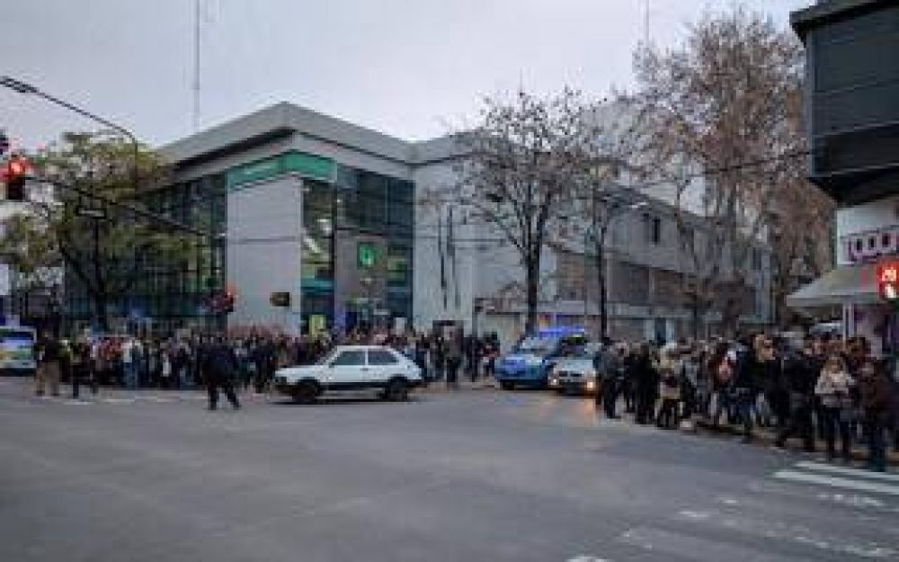 Evacuaron la Municipalidad de Vicente L�pez por una amenaza de bomba