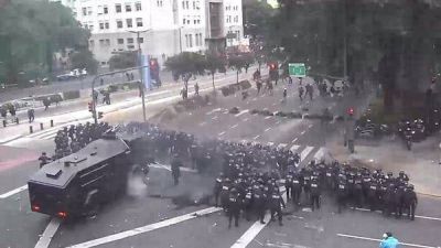 Heridos y detenidos por la represi�n en avenida 9 de Julio