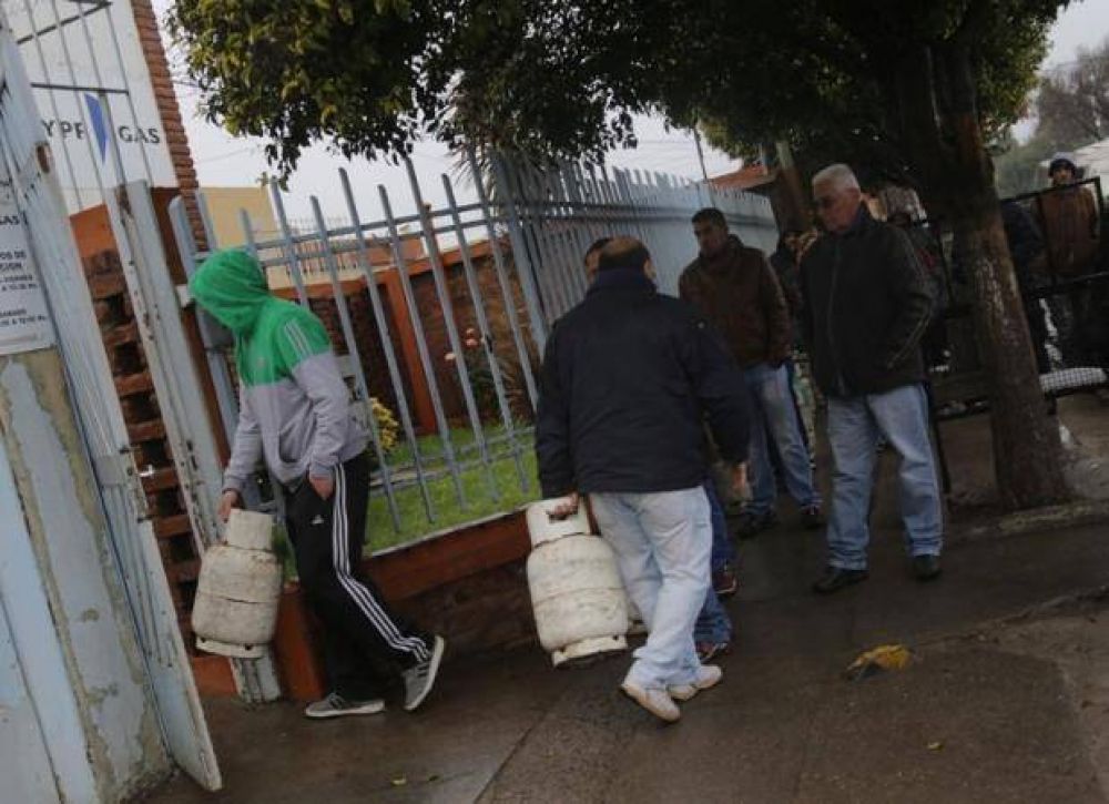 Quejas por las demoras para comprar la garrafa de $140
