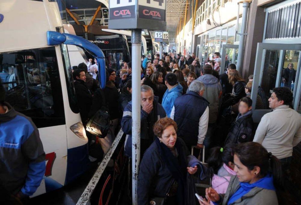 Bajan pasajes de �mnibus por la competencia a�rea