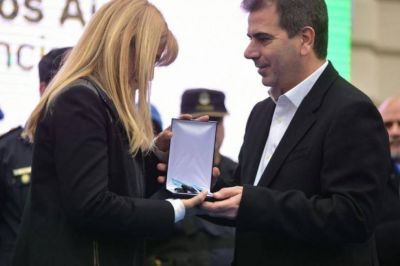 Ritondo entreg� patrulleros y Magario se comprometi� a sacar el ploteo de la discordia