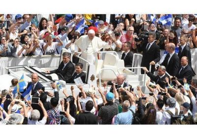 El Papa en el �ngelus: �Dios nos libera del mal para ser gozosos anunciadores del Evangelio�