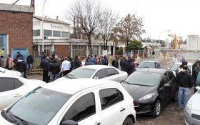Protesta de trabajadores en la planta Carboclor de Campana: Denuncian 150 despidos