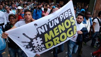 Multitudinaria marcha en el Monumento a la Bandera por #NiUnPibeMenosPorLaDroga 